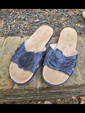 LL Bean Juniper Womens Leather Slide Sandal Cute Flower Navy, Size 6 Medium